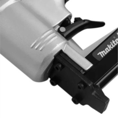 Grampeador Pneumático At 1216 Az  Capacidade de 100 grampos Makita