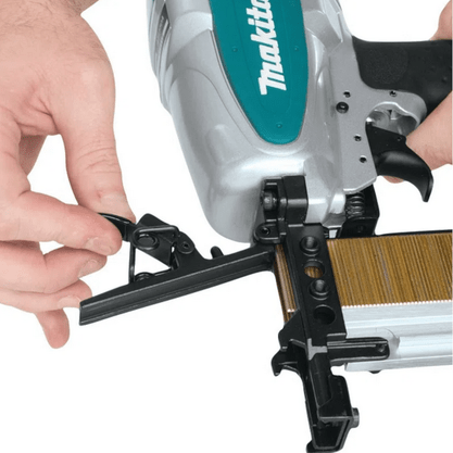 Grampeador Pneumático At 1216 Az  Capacidade de 100 grampos Makita