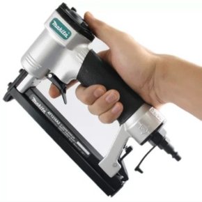 Grampeador Pneumático At 1216 Az  Capacidade de 100 grampos Makita